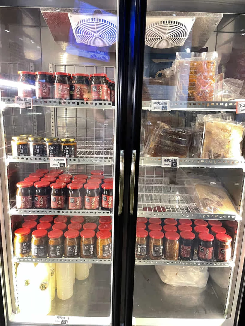 六里屯麵食專家 - 商品冷藏櫃