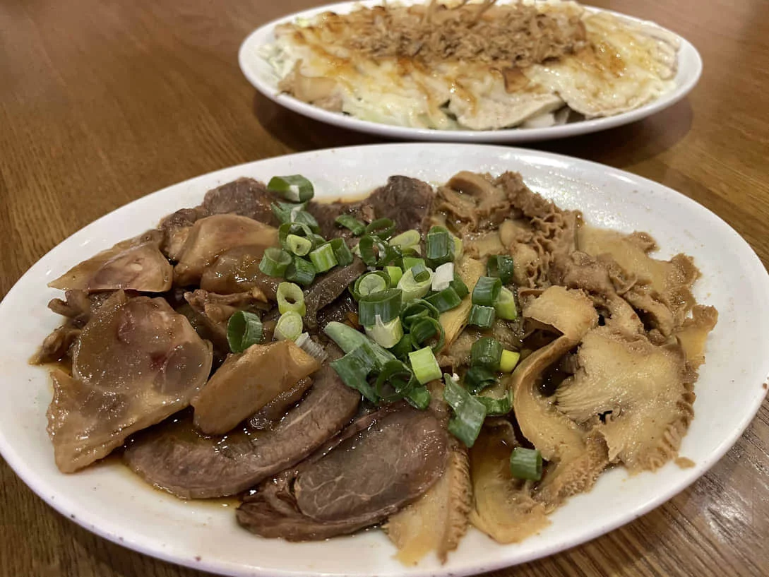 六里屯麵食專家 - 牛三寶拼盤、炙燒魚蛋