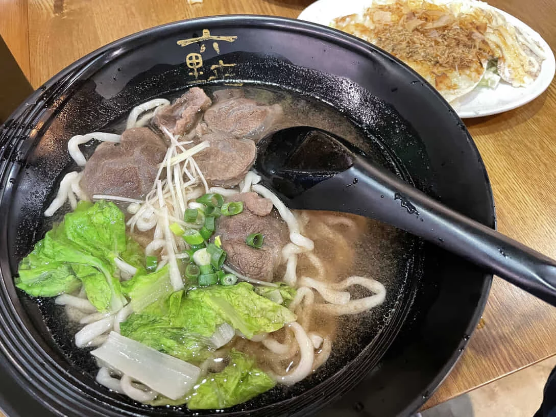 六里屯麵食專家 - 牛肉麵